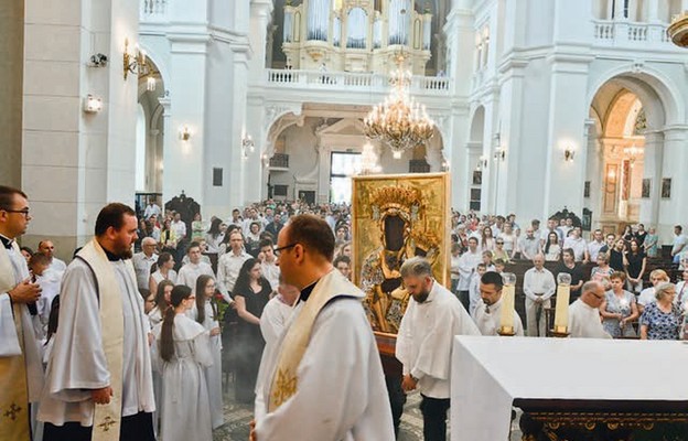 Parafianie modlą się za wstawiennictwem Matki Bożej Zbawiciela