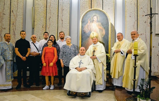 Po Mszy św. dziękczynnej był czas na wspólne fotografie, tu o. Petro Fostyk z kapłanami i najbliższą rodziną