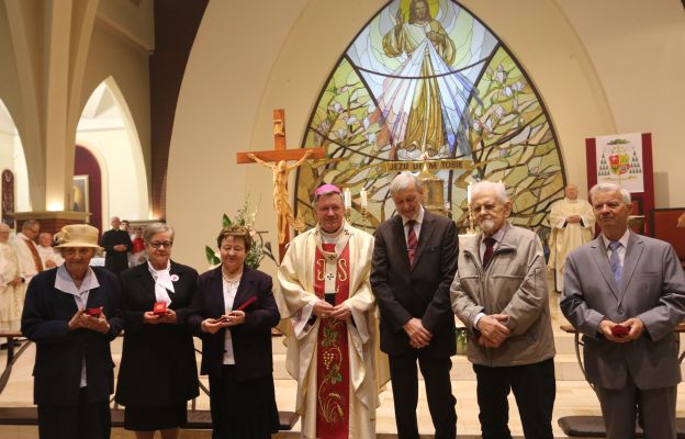 Abp Józef Kupny z parafianami uhonorowanymi Medalami św. Jadwigi Śląskiej