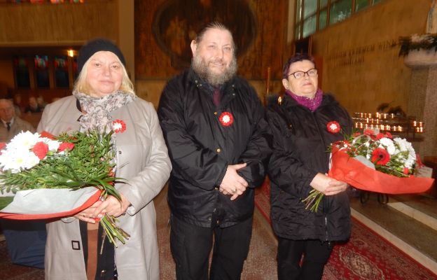 Mieszko Kamiński i członkinie Koła nr 5 dziękują za odprawienie Mszy św.