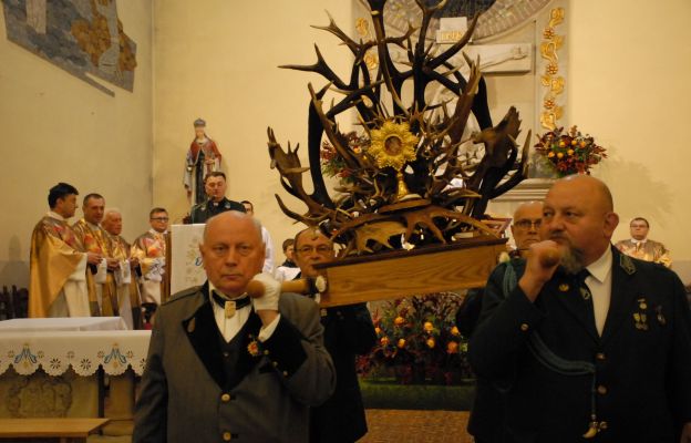 Podczas Eucharystii poświęcony został feretron z poroża z relikwiami św. Huberta. 