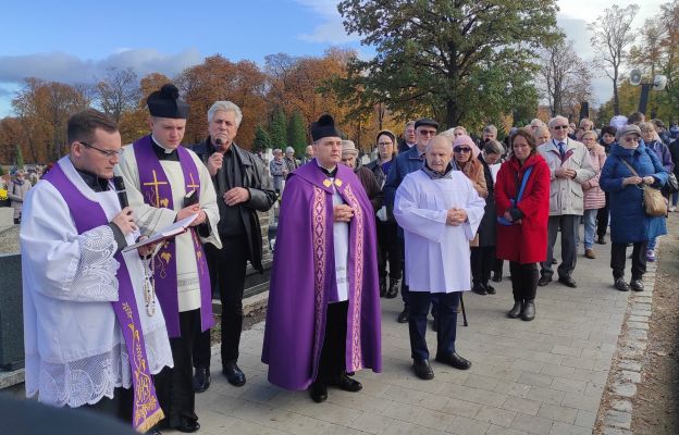 Procesja na cmentarzu parafialnym przy ul. Przemysłowej w Wałbrzychu