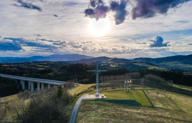 Krzyż w Krzeczowie stoi w połowie drogi pomiędzy Krakowem a Zakopanem