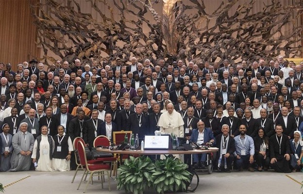 Uczestnicy sesji XVI Zwyczajnego Zgromadzenia Ogólnego Synodu