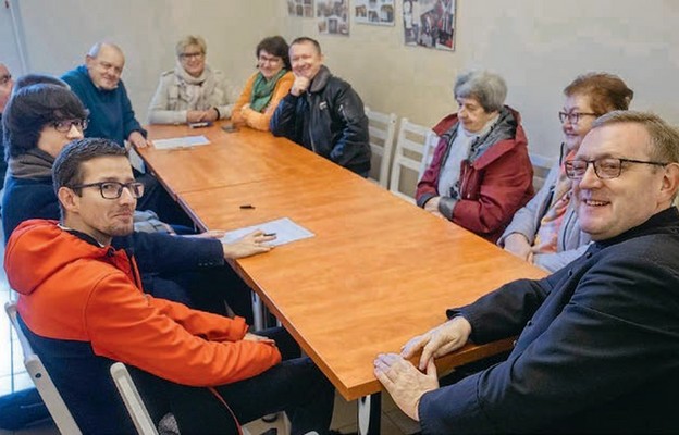 Podczas synodalnego wydarzenia uczestnicy dyskutowali w grupach