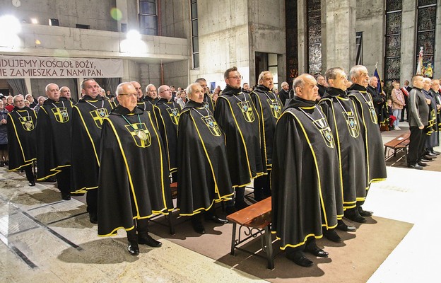 Rycerze Zakonu św. Jana Pawła II w kościele bł. ks. Jerzego Popiełuszki w Rzeszowie