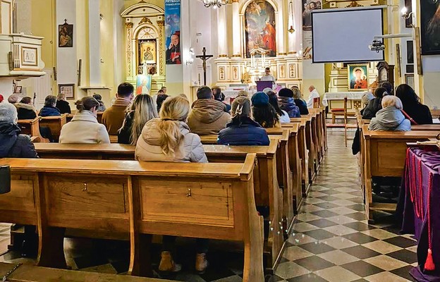 Raz w miesiącu po Eucharystii parafianie modlą się za wstawiennictwem świętych