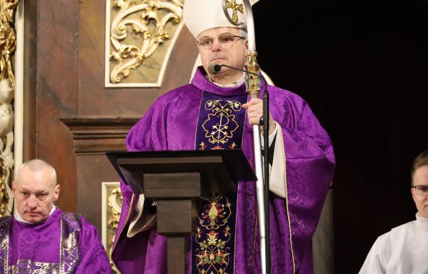 Bp Marek Mendyk podczas modlitwy za zmarłych kapłanów diecezji świdnickiej