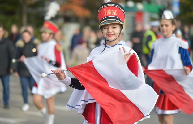 Paradzie towarzyszyły patriotyczne pokazy mażoretek.