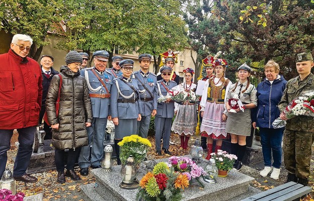 Rodzina i delegacje przy grobie legionisty