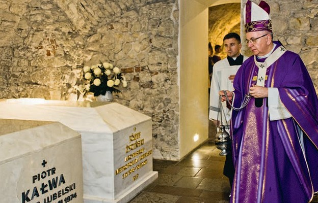 Modlitwa za zmarłych pasterzy w kryptach archikatedry
