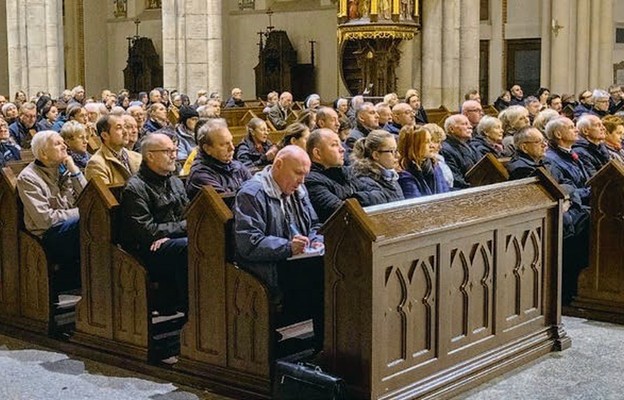 Podczas spotkania wierni mogli zadawać pytania kard. Rysiowi dotyczące synodu