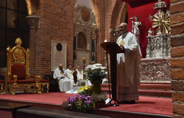 Homilię wygłosił ks. Piotr Rozpędowski, diecezjalny duszpasterz młodzieży archidiecezji wrocławskiej 