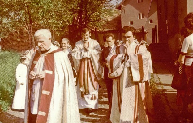 Ks. Marszałek prowadzi do kościoła prymicjanta – ks. Stanisława Mieszczaka, 1979 r.
