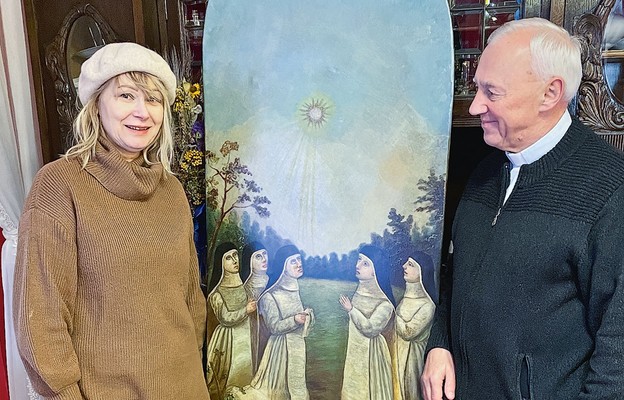 Konserwator Katarzyna Wantuch i proboszcz  ks. Ryszard Grabarski z obrazem cudu eucharystycznego