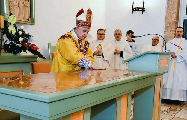 Aktu poświęcenia ołtarza dokonał abp Andrzej Dzięga