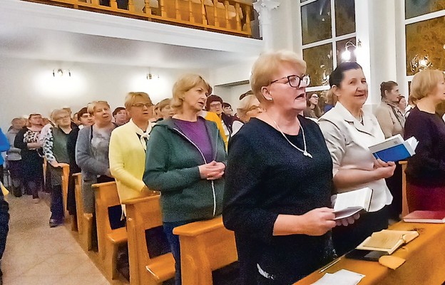 Uczestnicy w kaplicy sióstr karmelitanek w Siemiatyczach