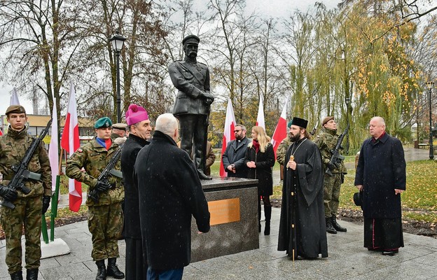 Pomnik stanął w reprezentacyjnym miejscu Hajnówki
