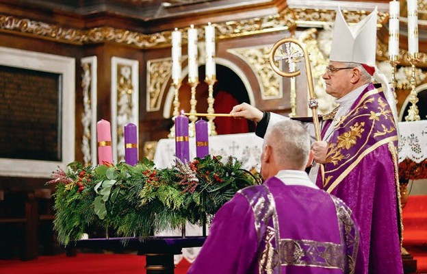 Symbolicznym znakiem rozpoczęcia Adwentu było błogosławieństwo wieńca i zapalenie pierwszej świecy przez bp. Marka Mendyka