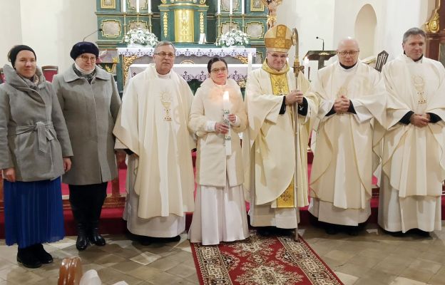 Małgorzata Przybylska wraz z biskupem, kapłanami i paniami w powołaniu po uroczystości konsekracji  