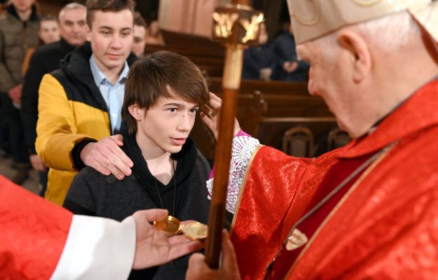 4 grudnia br. bp Ignacy Dec 22 osobom udzielił sakramentu bierzmowania w katedrze świdnickiej