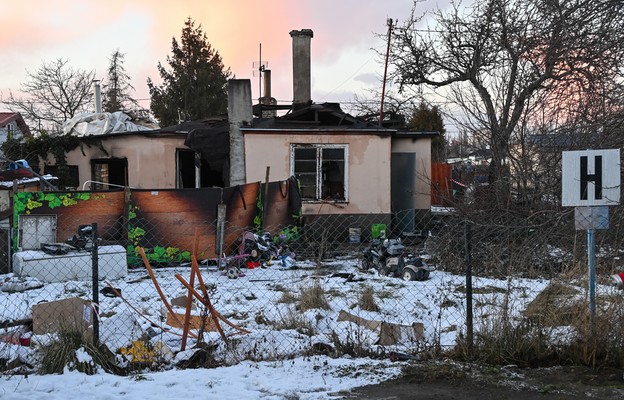 Zniszczenia po pożarze domu jednorodzinnego w Gdańsku.