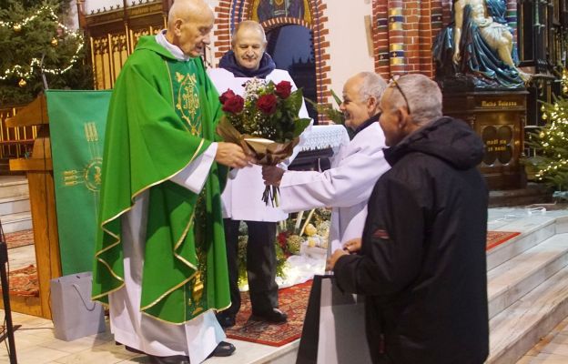 Po Mszy świętej poszczególne grupy wiernych złożyły życzenia jubilatowi, obdarowując go kwiatami i podarkami