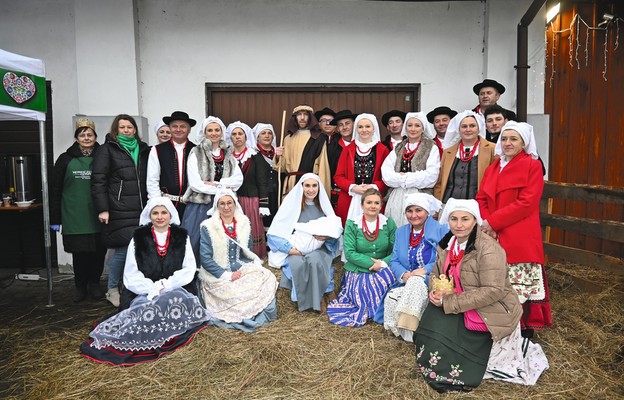 W Tymowej tradycja kolędowania jest podtrzymywana; tu panie z KGW razem ze Świętą Rodziną