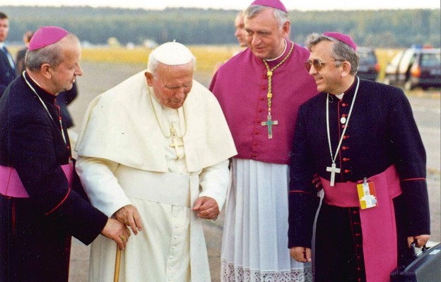 Jan Paweł II z bp. Andrzejem Suskim (2. z prawej) i bp. Janem Chrapkiem (1. z prawej)