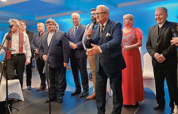 Finałowa część koncertu z udziałem artystów, duszpasterzy, prezydenta miasta i posła na Sejm