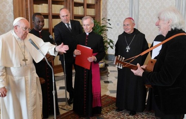 Papież Franciszek przyjmujący członków Diakonii Piękna,