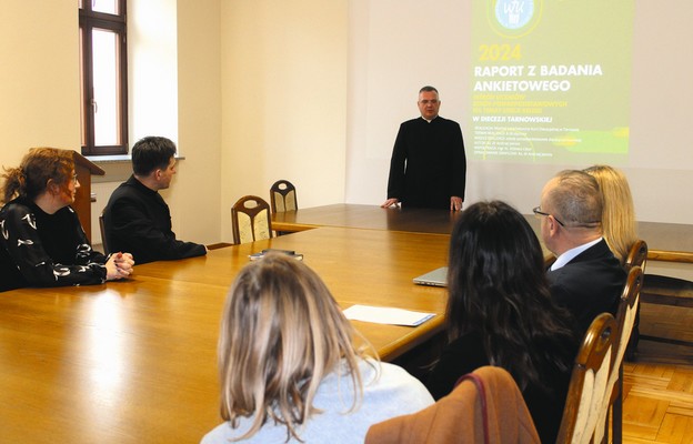 Ks. Andrzej Jasnos prezentuje raport na temat religii