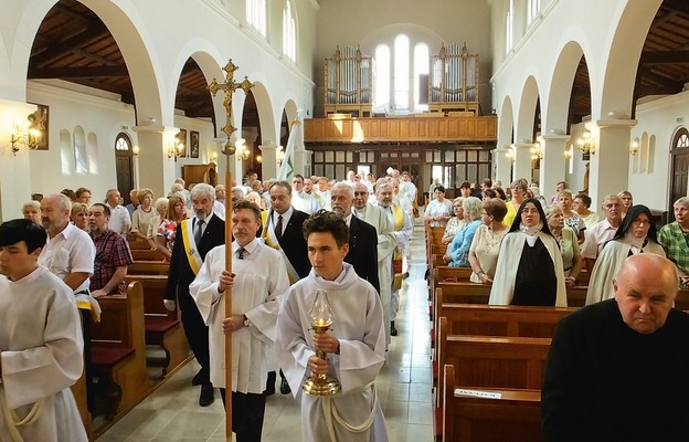 Kościół w czasie uroczystości ku czci św. Jana Marii Vianneya