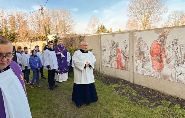 Poświęcenie namalowanej drogi krzyżowej