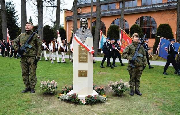 Pomnik stoi w parku dworskim, obok kościoła