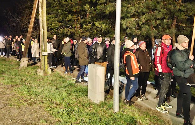 Wiele osób wybrało się na nocną Drogę Krzyżową