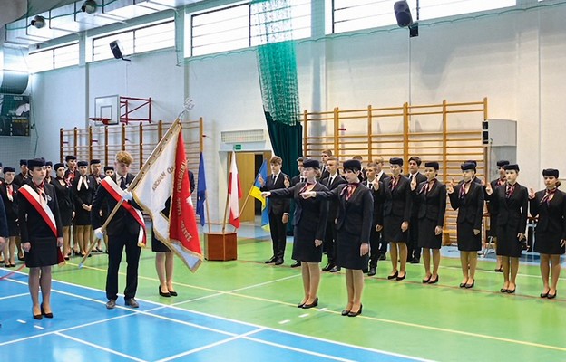 Uczniowie ślubowali na sztandar szkoły