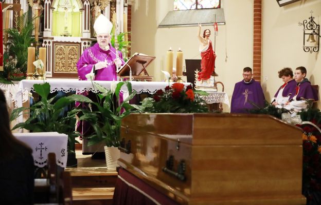 Jaworzyna Śląska. Ostatnie pożegnanie Tadeusza Papierza, taty ks. Krzysztofa