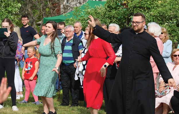 Radość na festynie udzieliła się każdemu, nawet wikariuszowi ks. Radosławowi Mielczarkowi