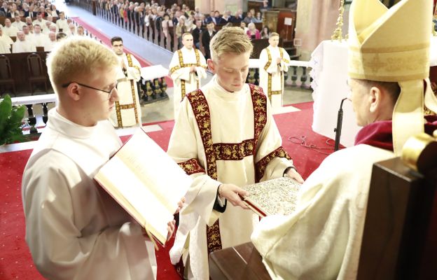 Dk. Jakub Dominas z Wałbrzycha, podczas obrzędu wręczenia Ewangeliarza, znaku posługi głoszenia słowa Bożego