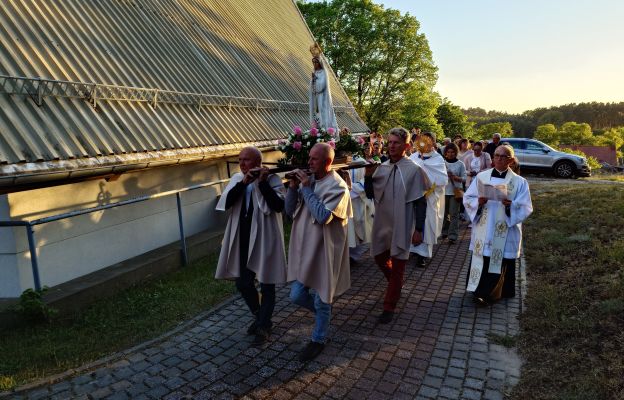 Po Mszy św. odbyła się procesja z figurką Matki Bożej Fatimskiej, wokół świątyni