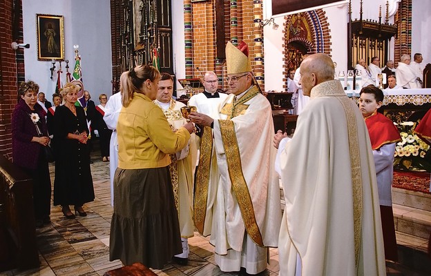 Bp Marek Mendyk przyjmuje dary ofiarne przekazane przez parafian