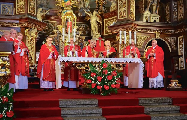 W prezbiterium stanęli najbliżsi współpracownicy biskupa świdnickiego