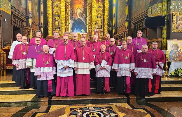 Abp Adrian Galbas i bp Artur Ważny z Kapitułą Katedralną