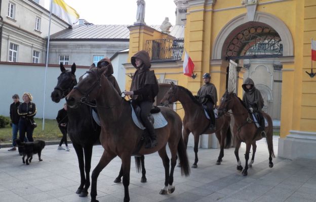 Orszak konny przed główną bramą Bazyliki.