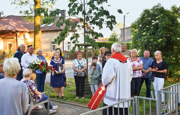 Uczestnicy poświęcenia krzyża