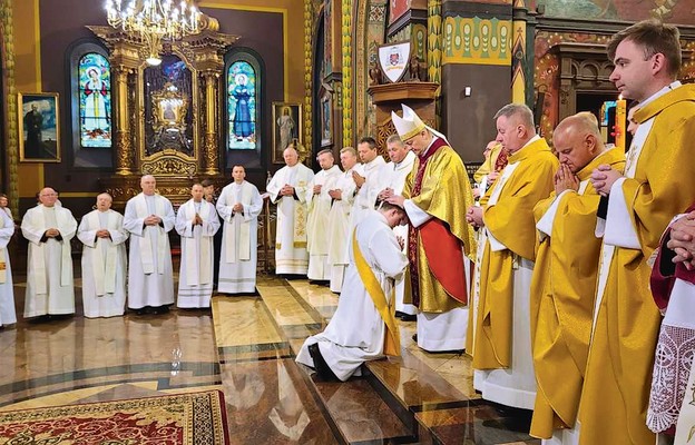 Najważniejszy moment obrzędu to chwila nałożenia rąk biskupa na głowę kandydata