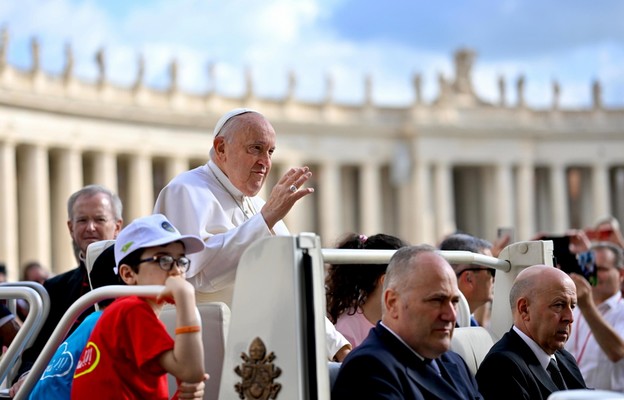Papież zachęca dzieci pierwszokomunijne w Polsce do ofiarności na rzecz swych rówieśników