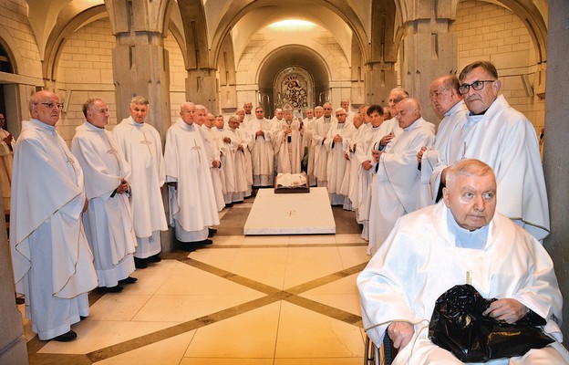 Jubilaci dziękowali za wszelkie otrzymane łaski w kaplicy kapłańskiej