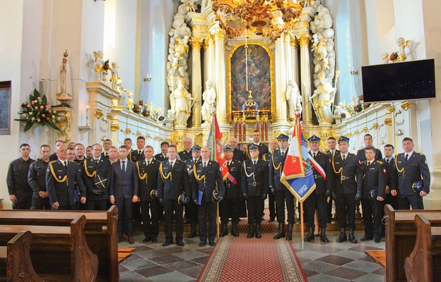 Strażacy uczestniczyli w Mszy św. w galowym umundurowaniu